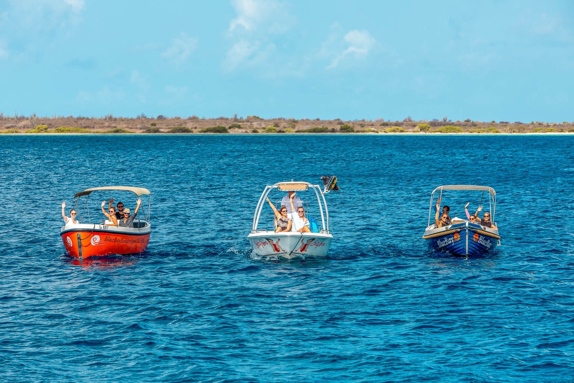 Blue Bay Bonaire Boot Verhuur drie motorboten liggen stil in het water voor de kust van Klein Bonaire.