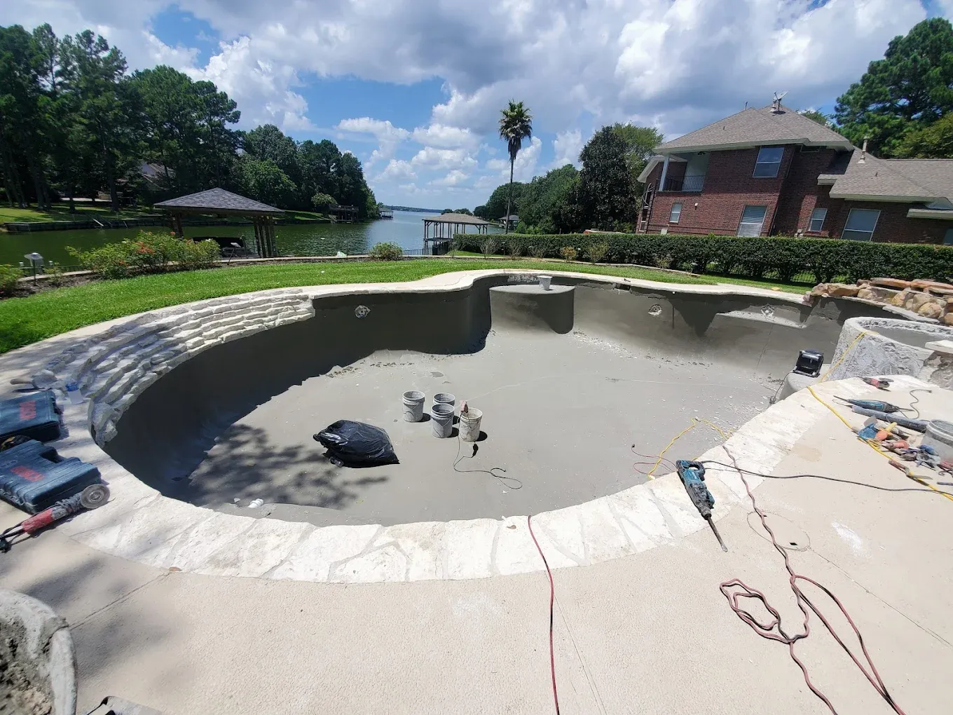 A swimming pool pump and filter are sitting on the side of a house.