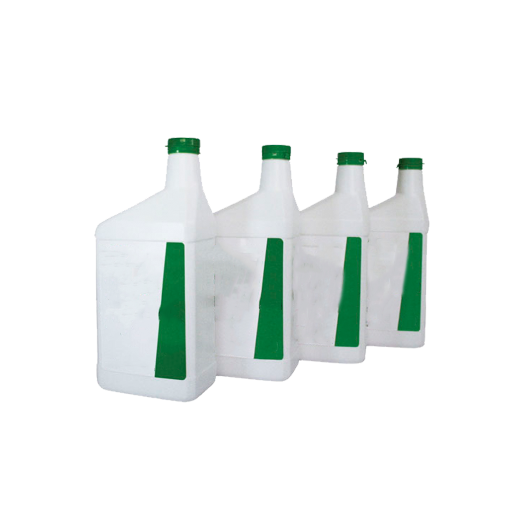 Cuatro botellas de plástico blanco con tapas verdes están alineadas en fila sobre un fondo blanco.