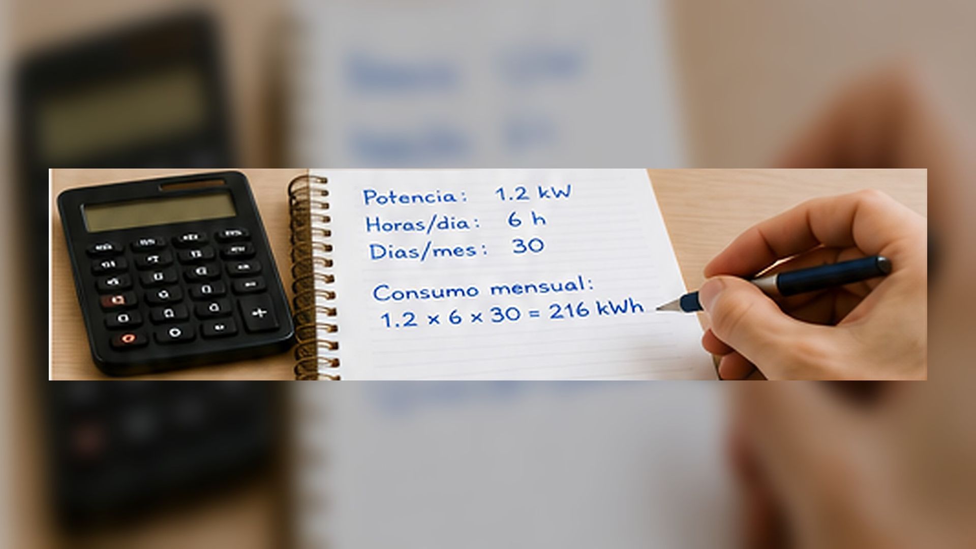 : Ejemplo manual de la fórmula potencia por horas y días para calcular el consumo mensual de un aire acondicionado.