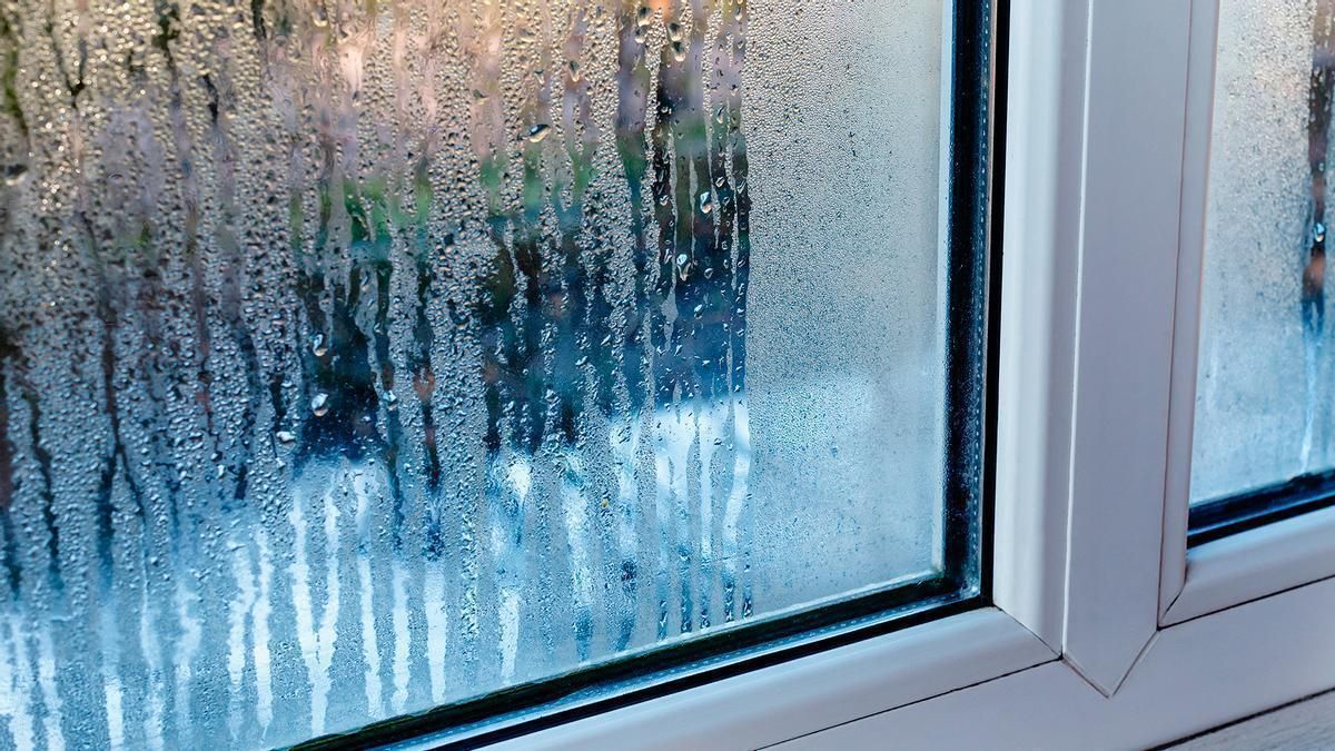 Una ventana que muestra condensación, debido a que se alcanzó el punto de rocío