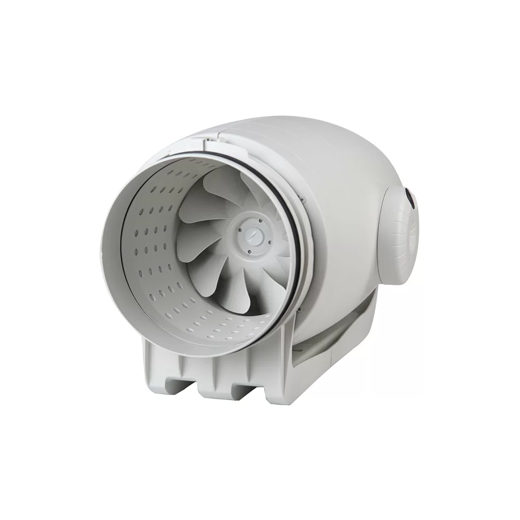 Un ventilador de conducto blanco con un ventilador en su interior sobre un fondo blanco.