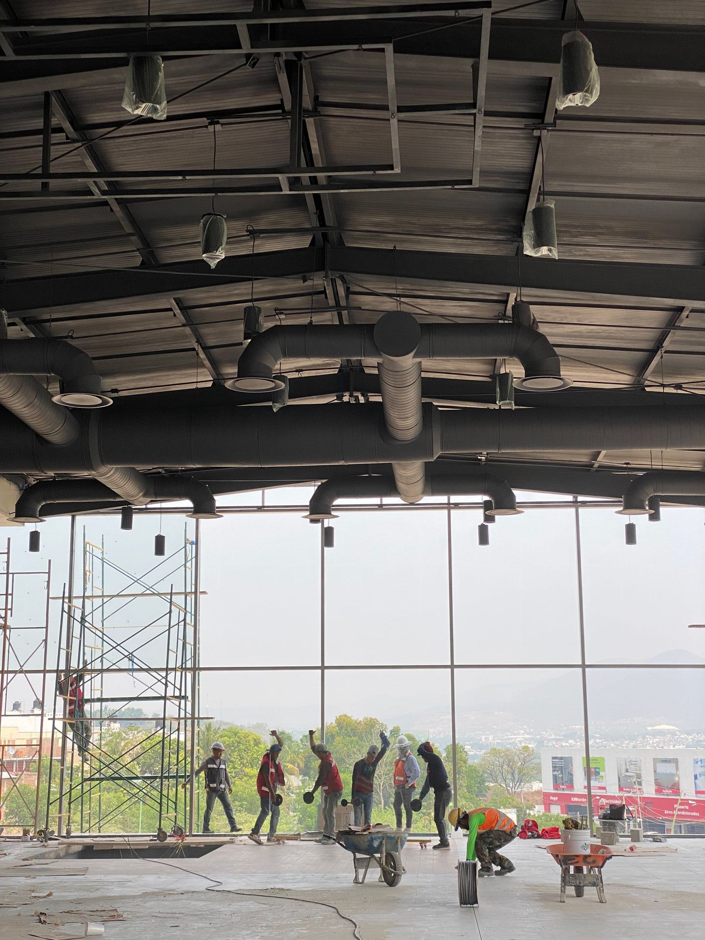 Un grupo de trabajadores de la construcción está trabajando en el techo de un edificio.