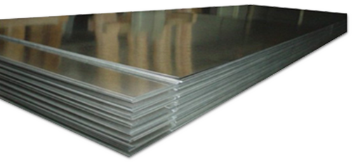 Una pila de láminas de aluminio colocadas una encima de la otra sobre una mesa.