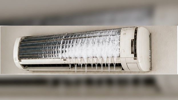 Minisplit residencial con hielo sobre el evaporador
