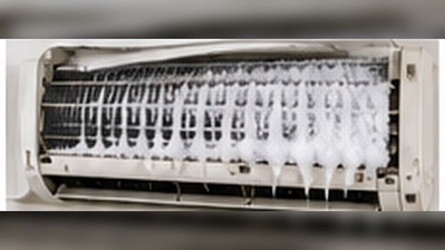 Evaporador cubierto de hielo, una señal visible de flujo de aire insuficiente o una anomalía del circuito de refrigeración.