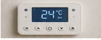 Termostato digital ajustado a 24 °C, valor inicial útil para equilibrar confort, control de humedad y ahorro de energía.
