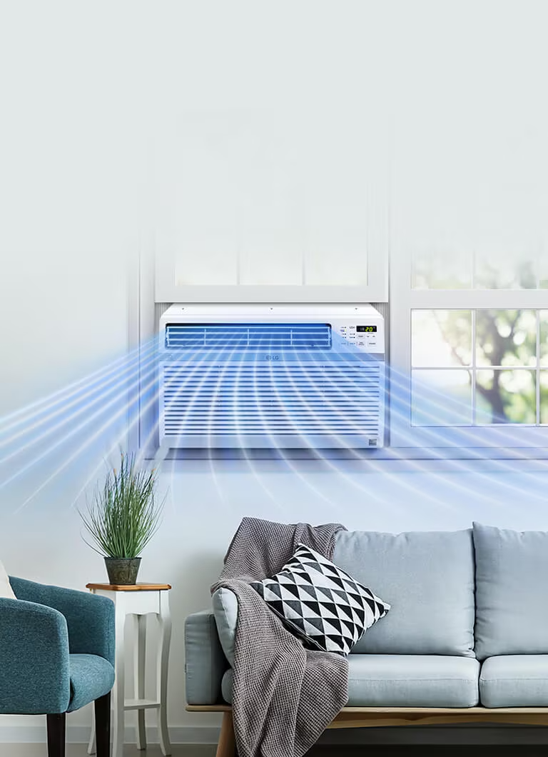 Sala de estar con un aire acondicionado de pared que enfría un sofá y una planta bajo la luz del día.
