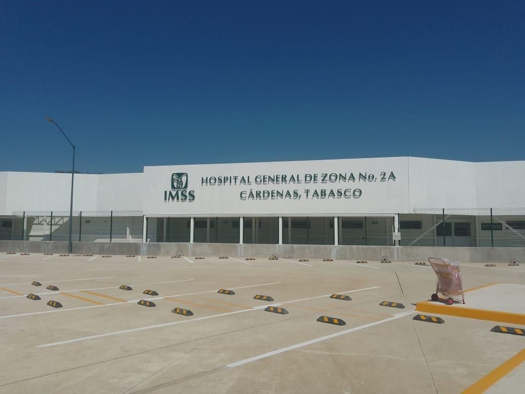 Un edificio blanco con la palabra hospital.