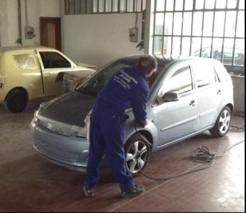 Intervento di riparazione della carrozzeria auto