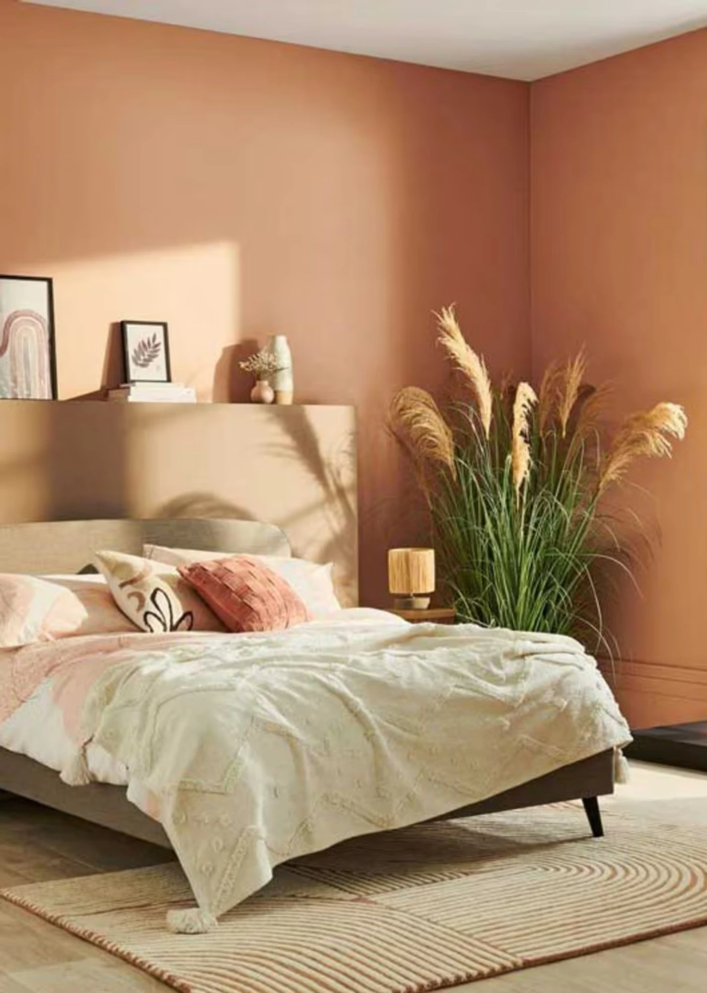 Dormitorio acogedor con paredes color melocotón