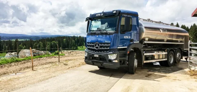 Un camion citerne dans une ferme