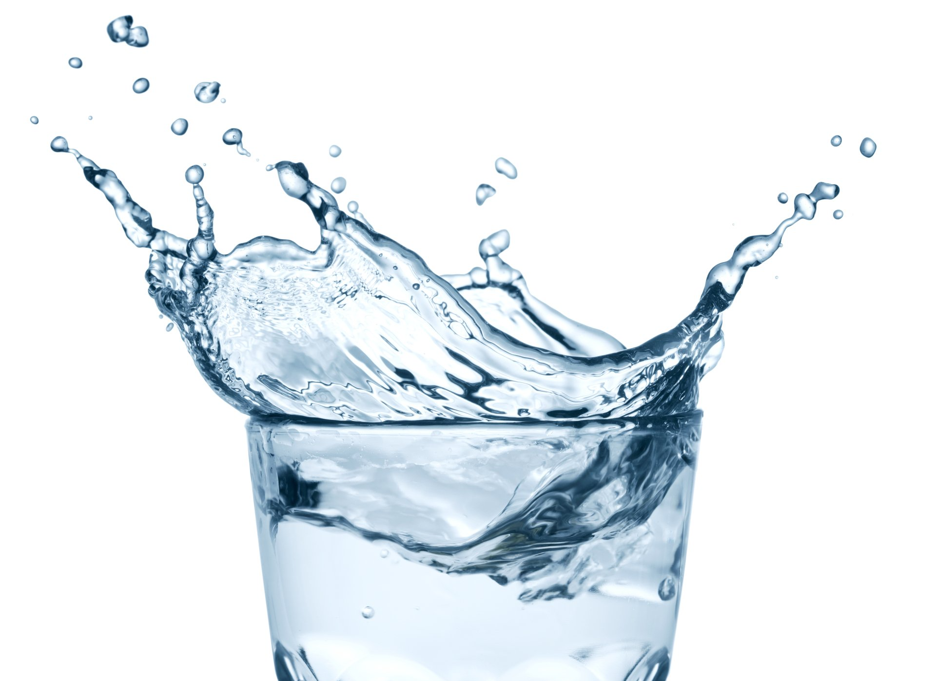 De l'eau qui éclabousse d'un verre transparent.