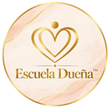 Logotipo de corazón dorado con “Escuela Dueña” sobre un fondo circular rosa pálido.
