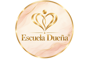 Logotipo de corazón dorado con “Escuela Dueña” sobre un fondo circular rosa pálido.