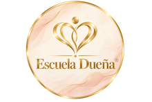 Logotipo de corazón dorado con “Escuela Dueña” sobre un fondo circular rosa pálido.