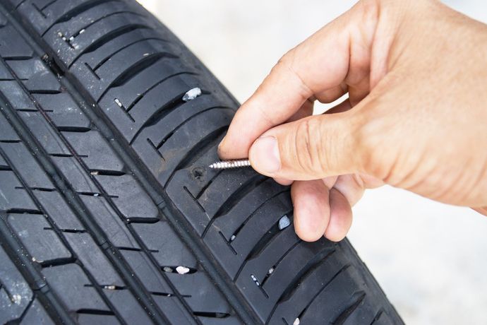 Controllo manuale dell'usura del battistrada di uno pneumatico per auto