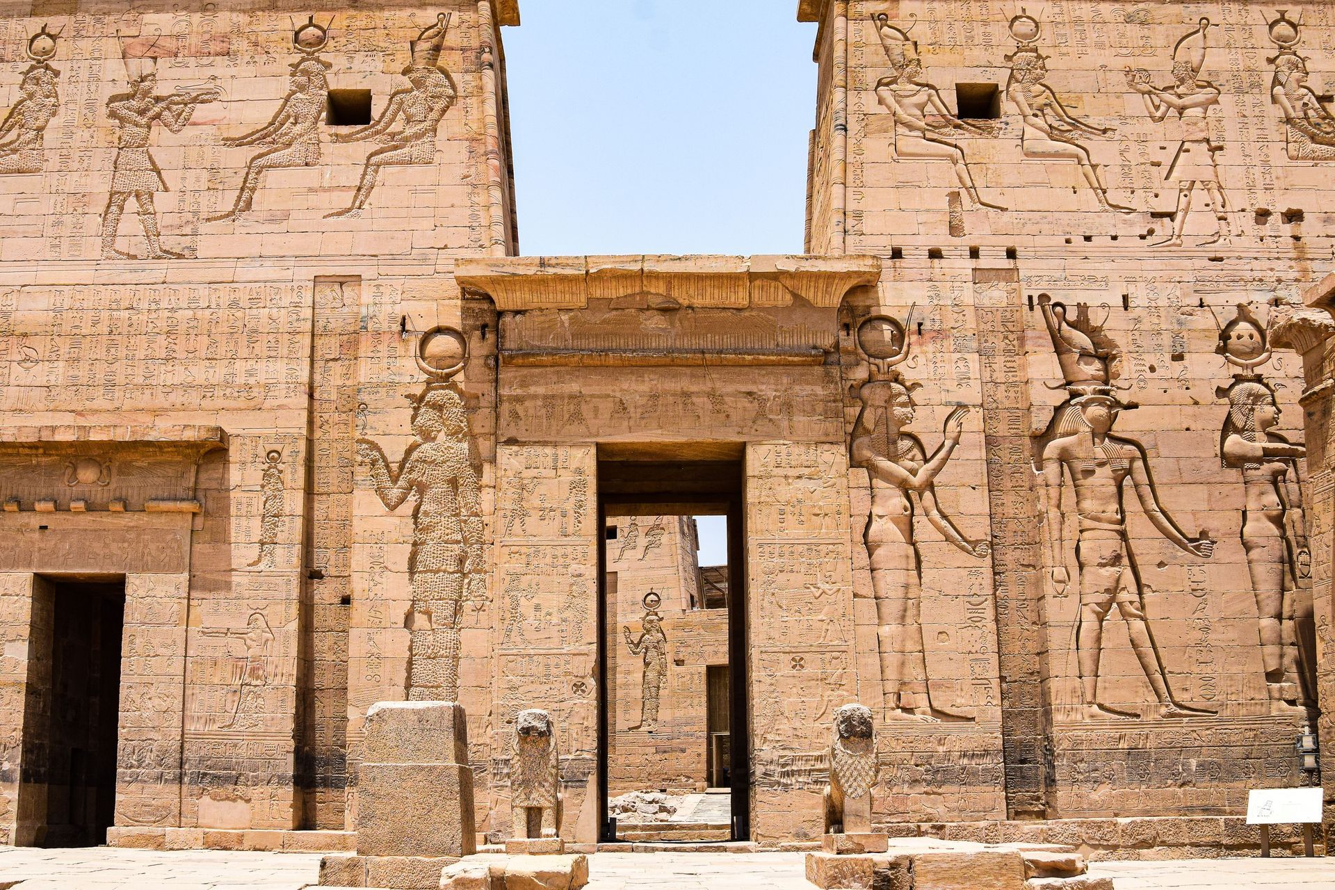 Private tour guide with travelers at the Giza Pyramids, a safe and trusted tour with Egypt Karoft To