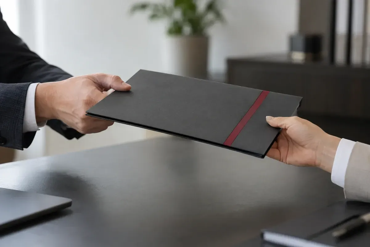 Bàn giao tập báo cáo được đóng kín cho người nhận trong buổi làm việc Bàn giao tập báo cáo được đóng kín cho người nhận trong buổi làm việc