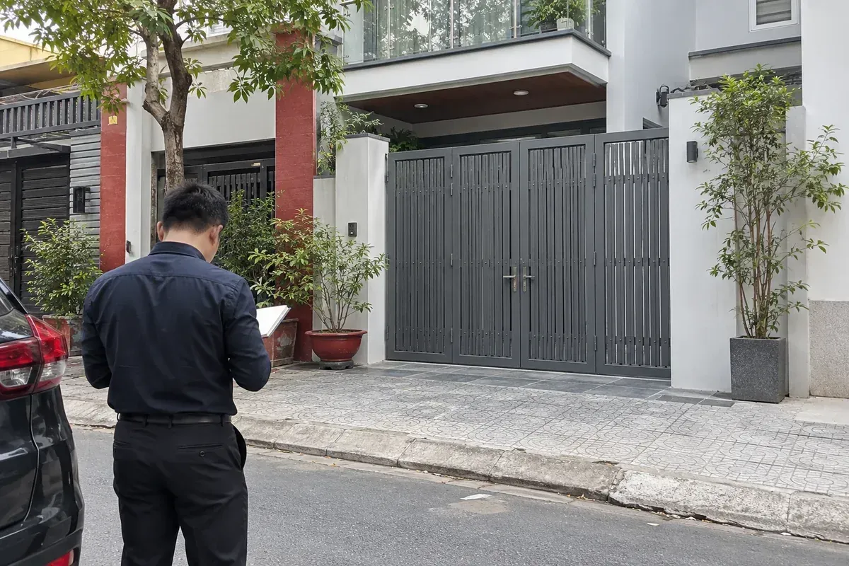 Kiểm tra một địa chỉ nhà dân từ khu vực công cộng để đối chiếu thông tin trong hồ sơ công nợ. Kiểm tra một địa chỉ nhà dân từ khu vực công cộng để đối chiếu thông tin trong hồ sơ công nợ.