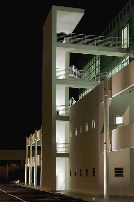 illuminazione esterna e interna grande edificio