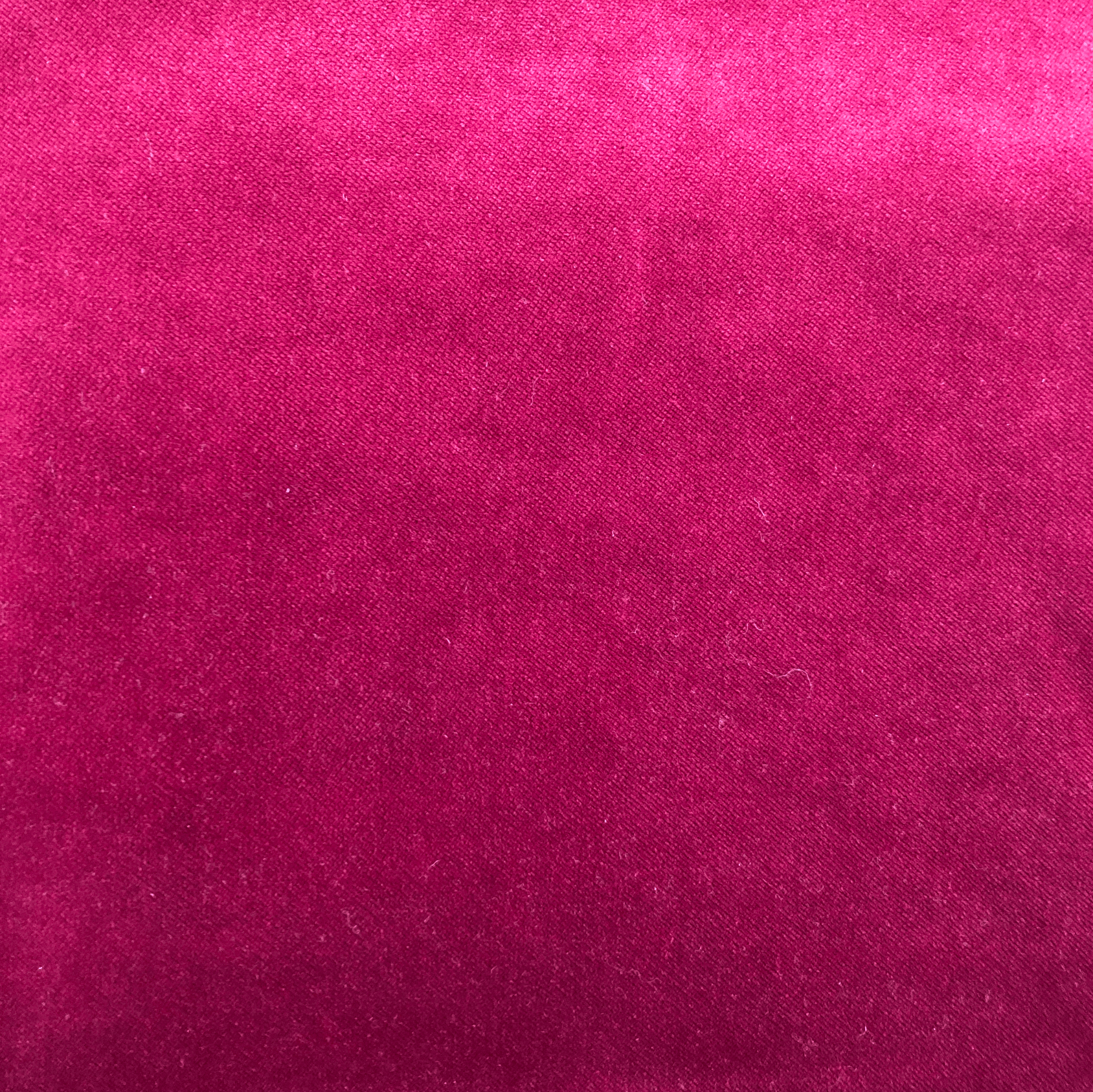 Tissu en velours magenta.