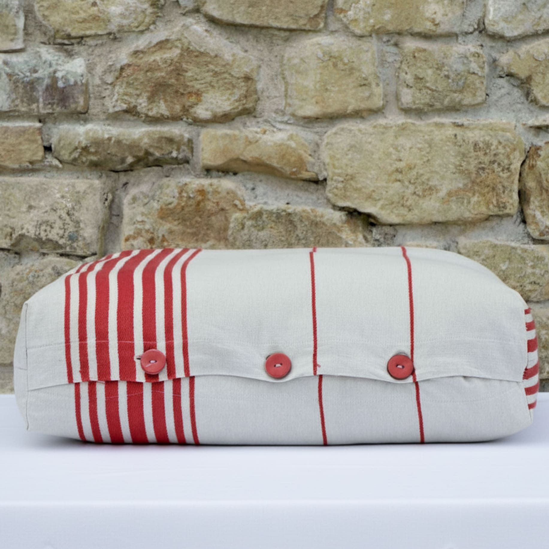 Pouf d’assise Lauki Originala Gorria, moyen format, en laine Manech et tissu Ona Tiss, fait main au Pays Basque.