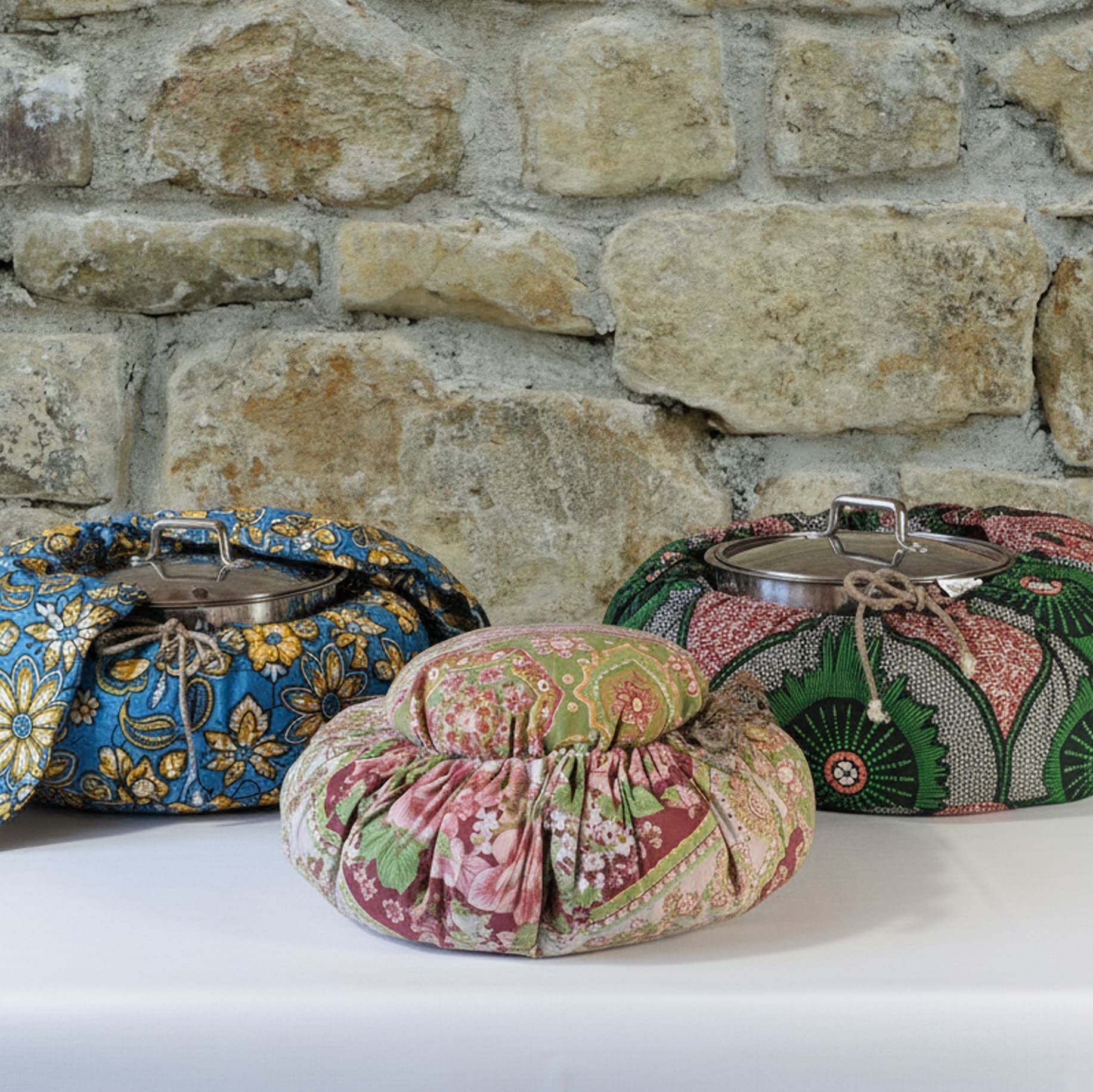 Marmite norvégienne en tissu réemployé, motif fleurs et soleil, format moyen, faite main au Pays Basque en laine 100 %.