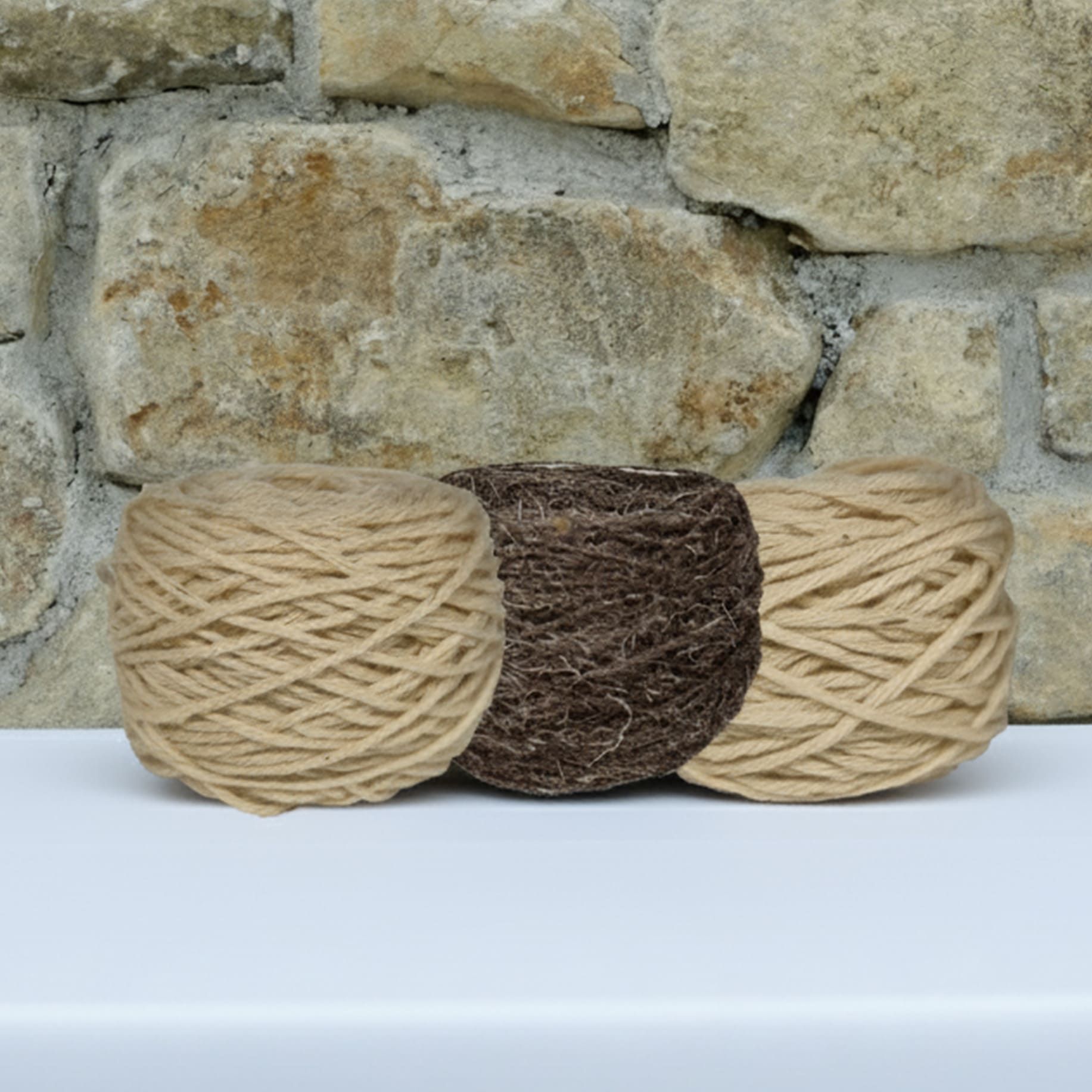 Fil en laine Berrichon, local et artisanal, lavé et filé en Ariège, pelotes 50 g pour tricot durable et facile d’entretien.