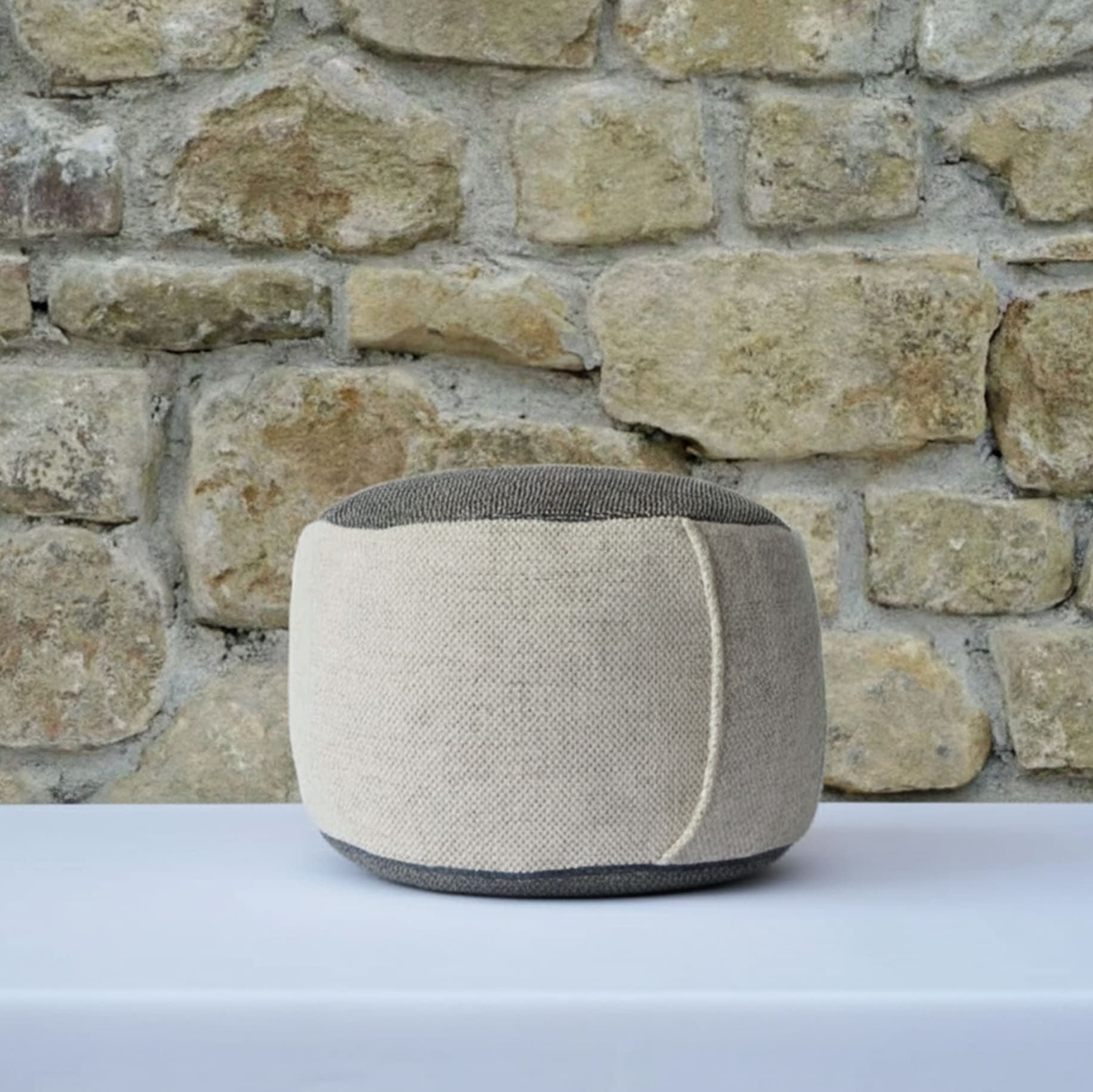 Zafu de méditation blanc et gris, fait main au Pays Basque en laine 100 %, pièce unique en tissus réemployés.