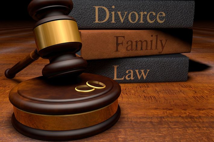 A judge 's gavel sits in front of a stack of divorce and family law books
