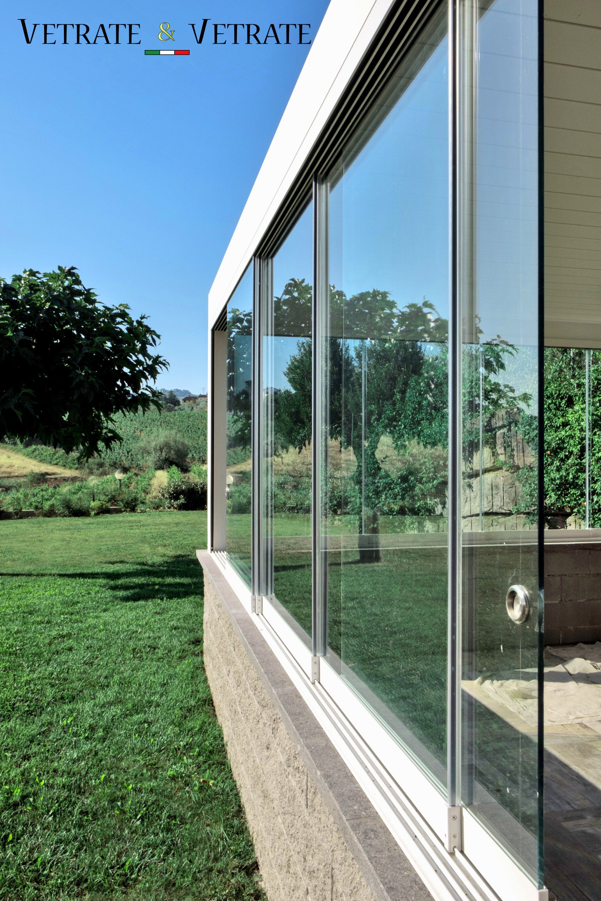 Pergola in alluminio con vetrata tutto vetro in linea