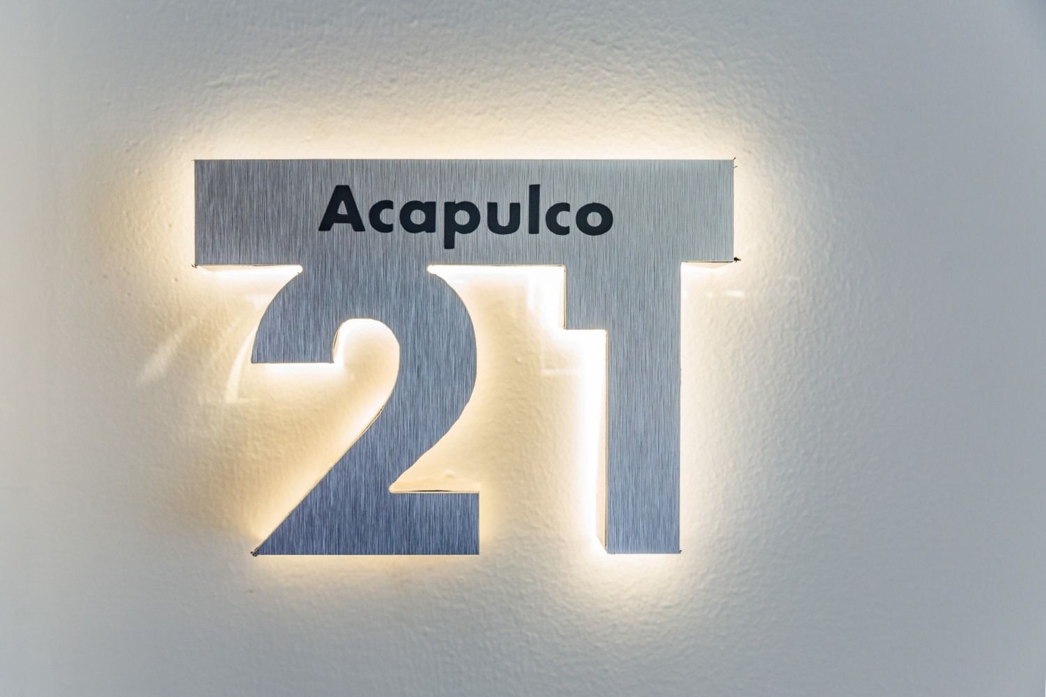Un cartel plateado con el número 21.
