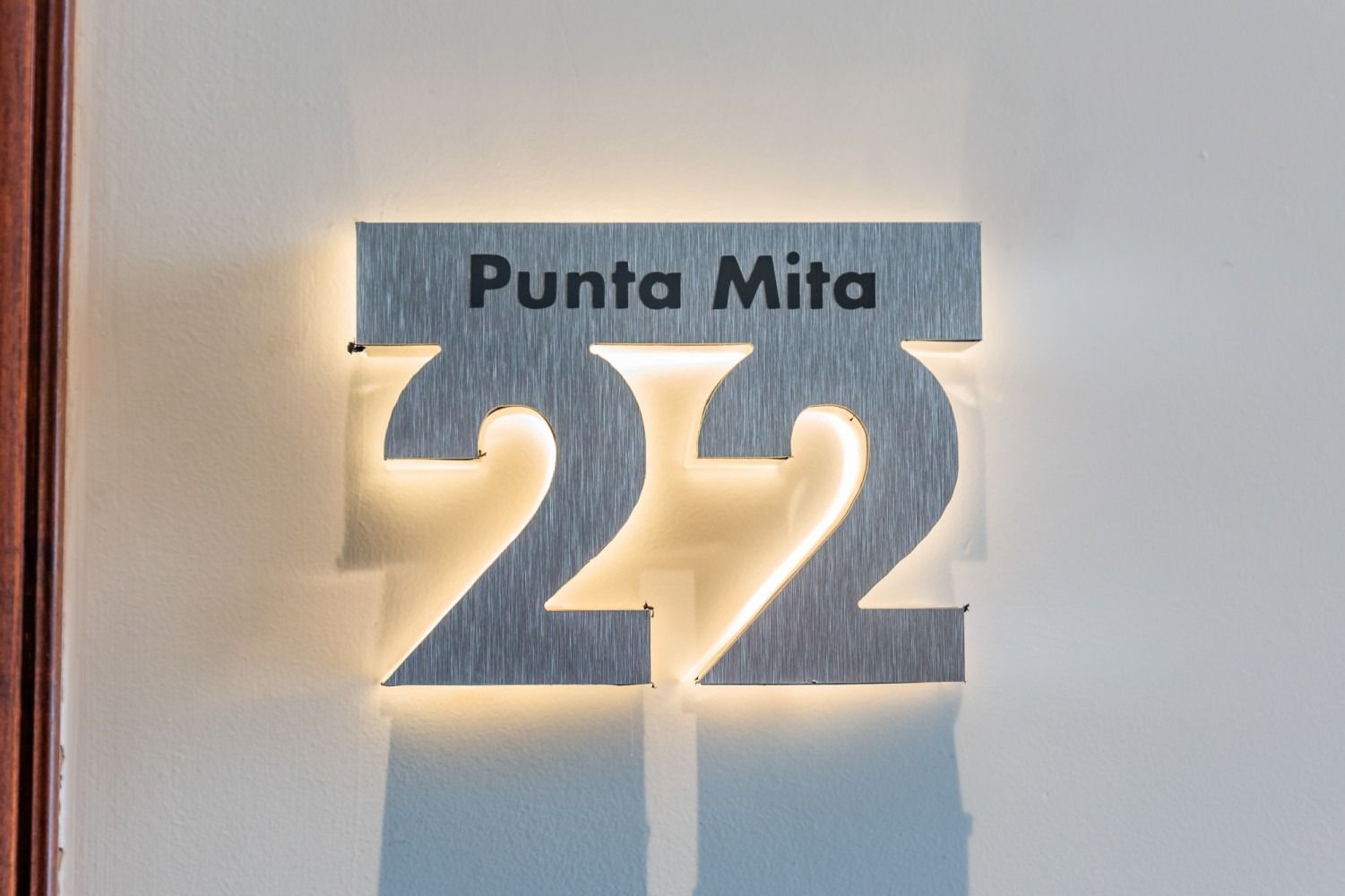 Un cartel con el número 22