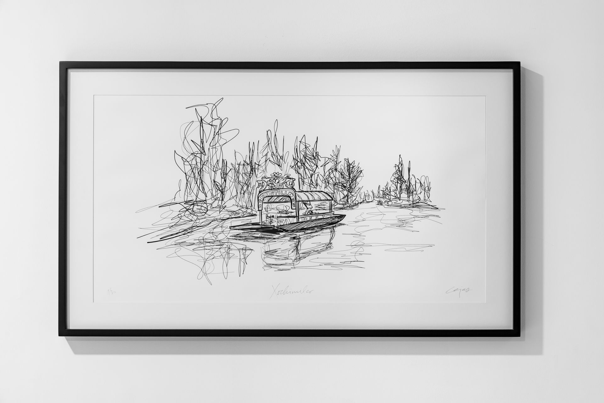 Un dibujo en blanco y negro de un barco en el agua está colgado en una pared.