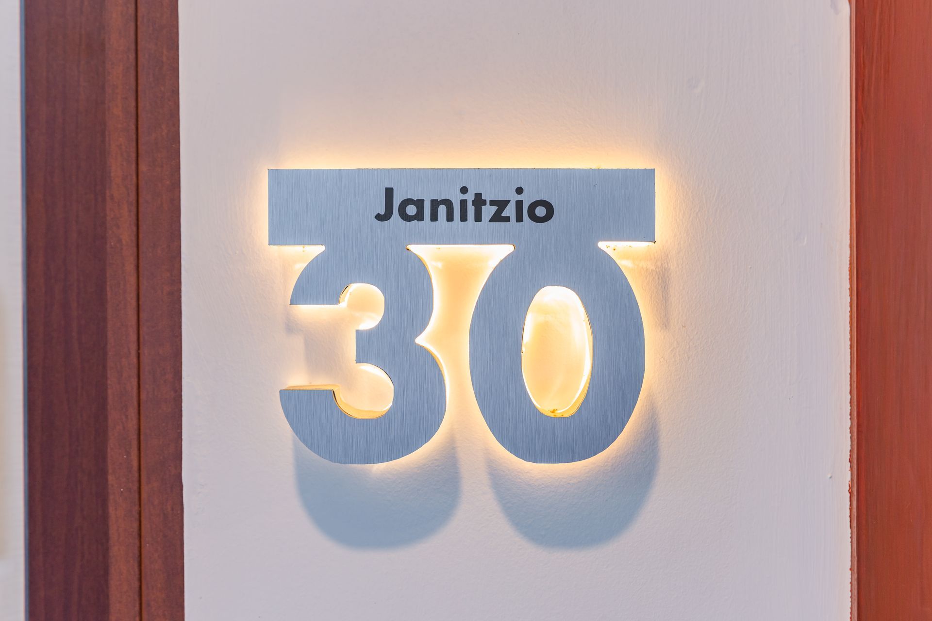 Un cartel en una pared que dice Janitzio 30