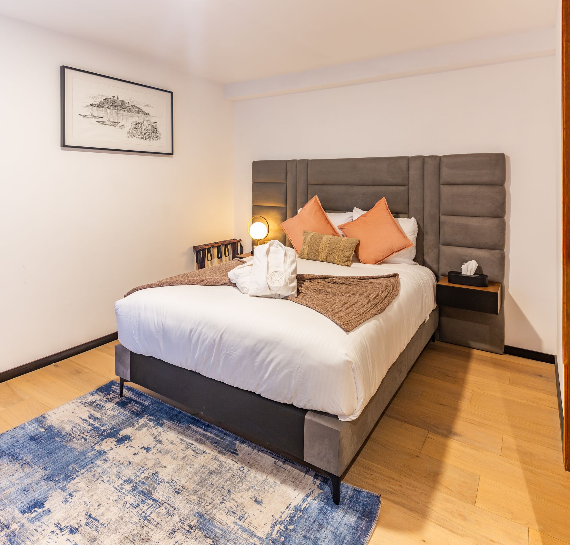 Una habitación de hotel con una cama grande y una alfombra.