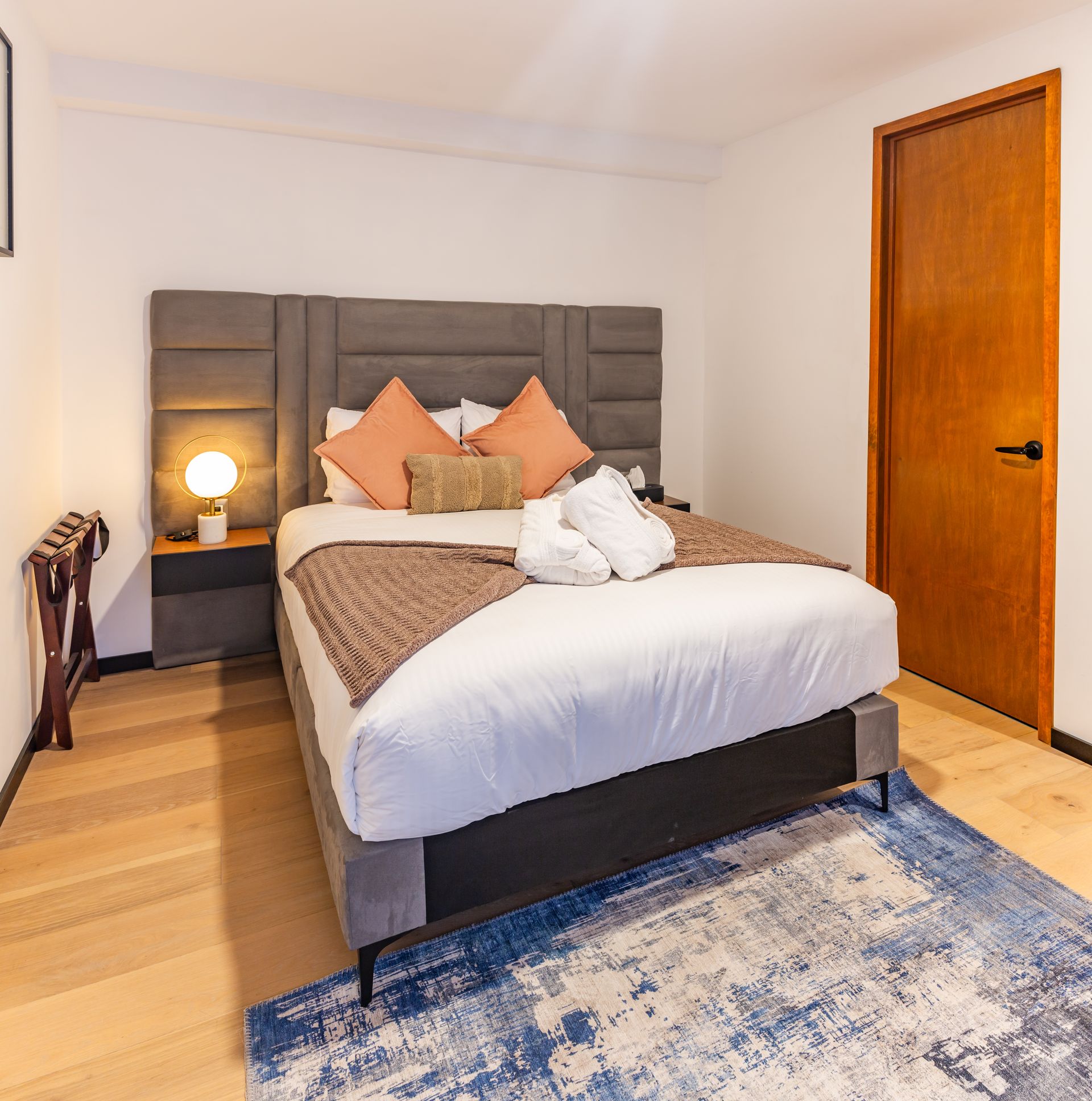 Una habitación de hotel con una cama grande y una alfombra.