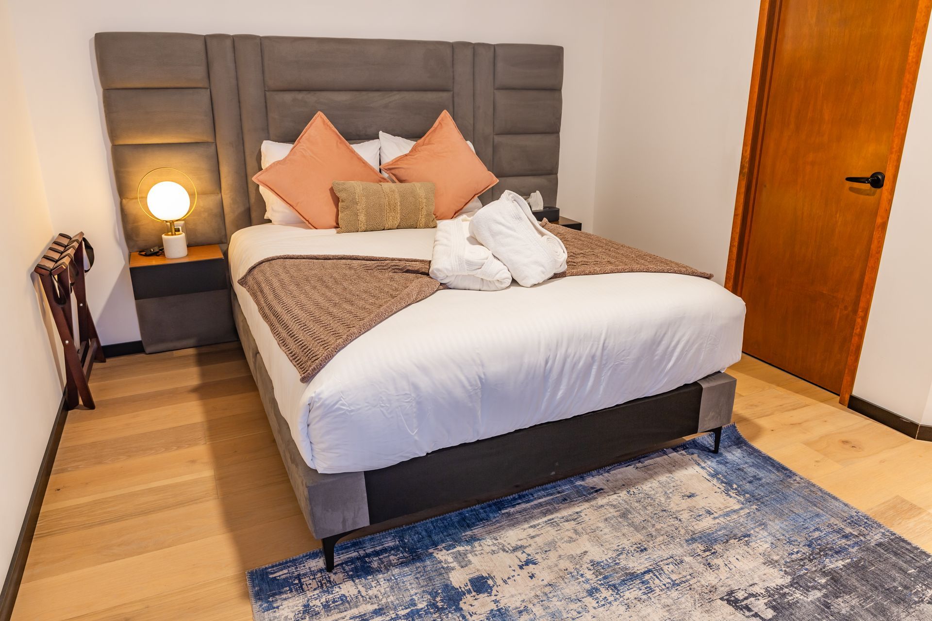 Una habitación de hotel con una cama tamaño king y una alfombra.