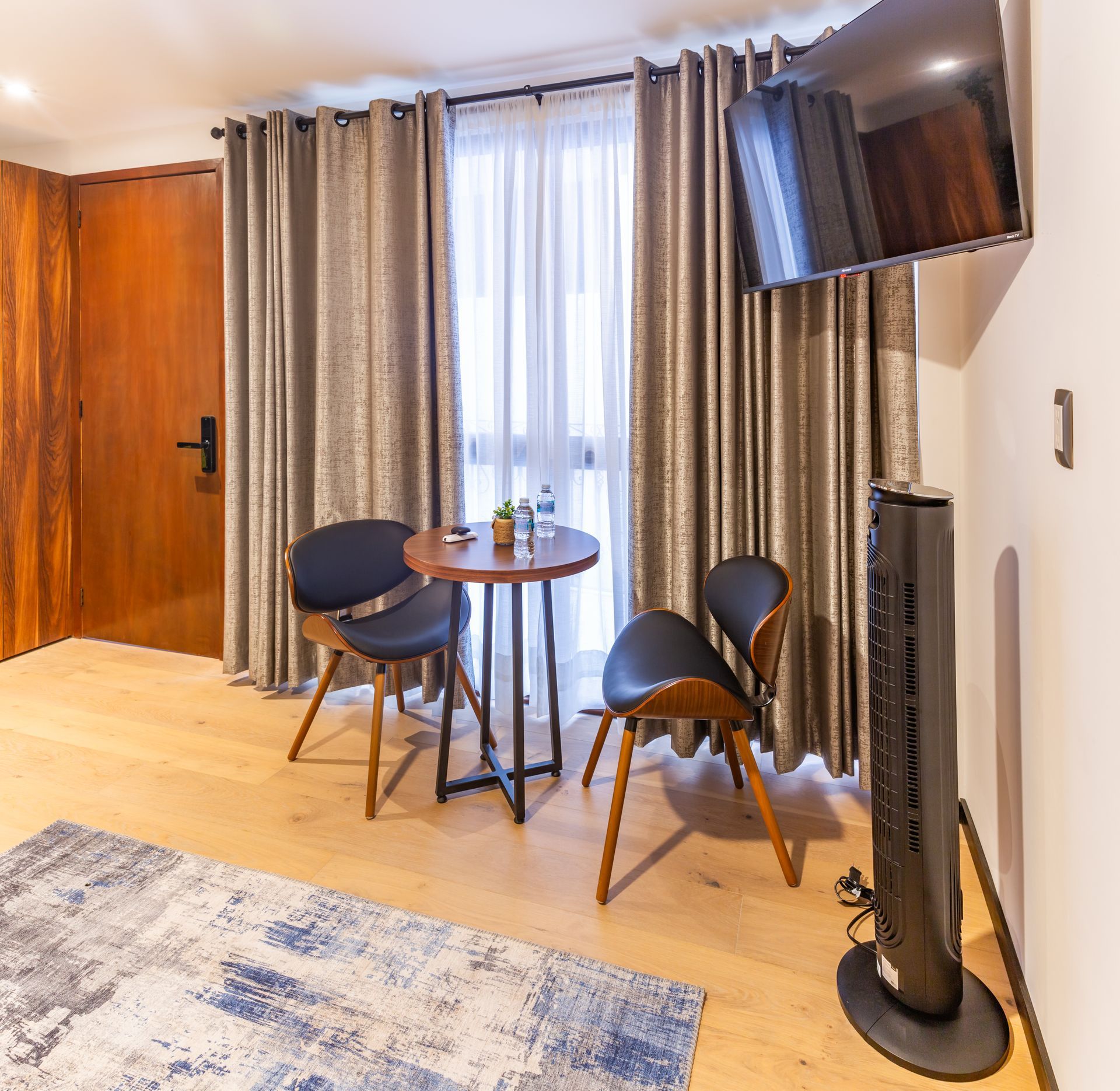 Una sala de estar con una mesa y sillas y un televisor de pantalla plana.