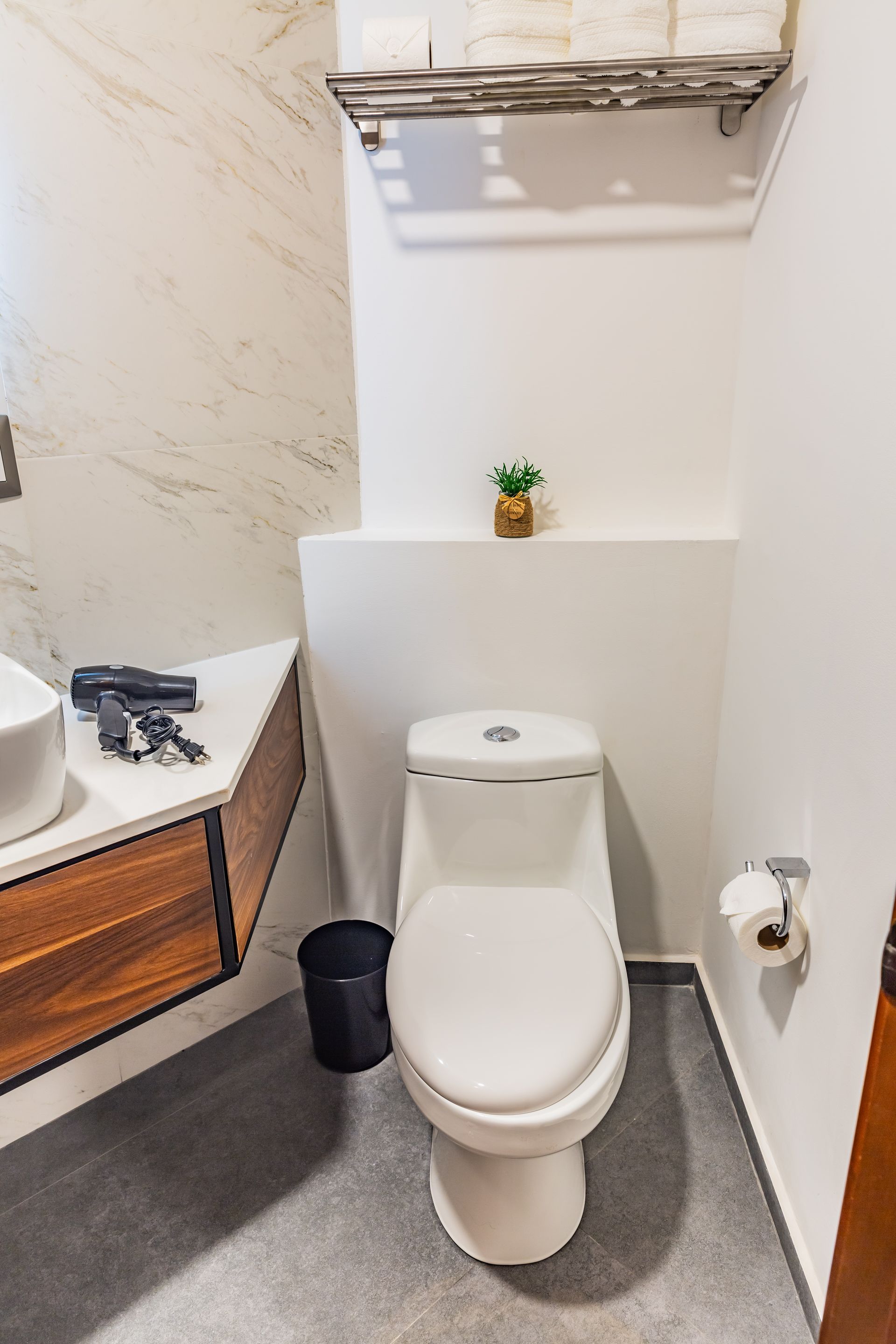 Un baño con inodoro, lavabo y espejo.