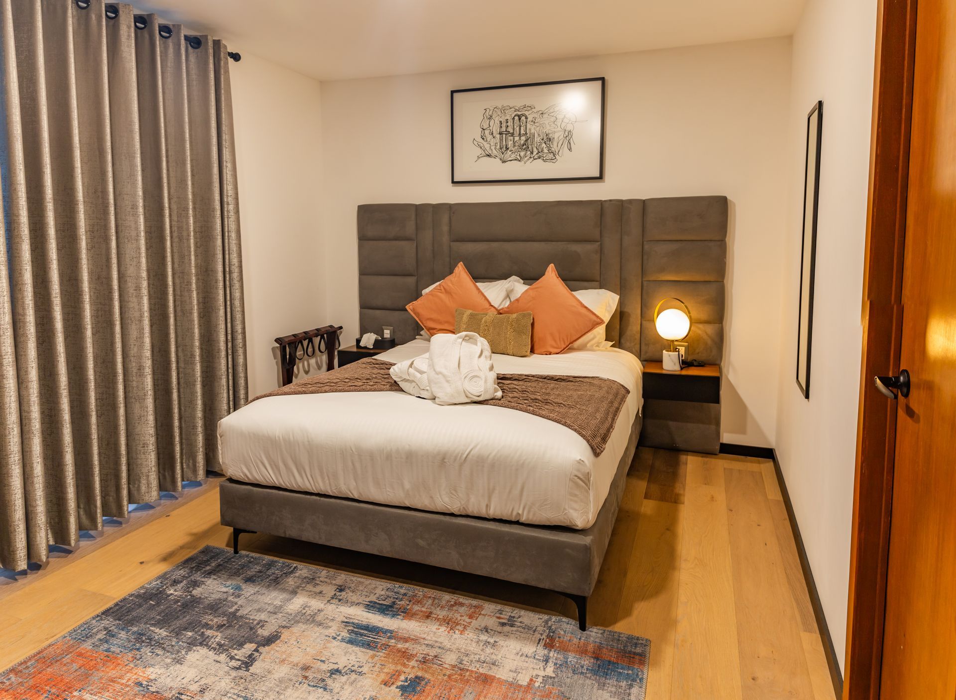 Una habitación de hotel con una cama grande y una alfombra.