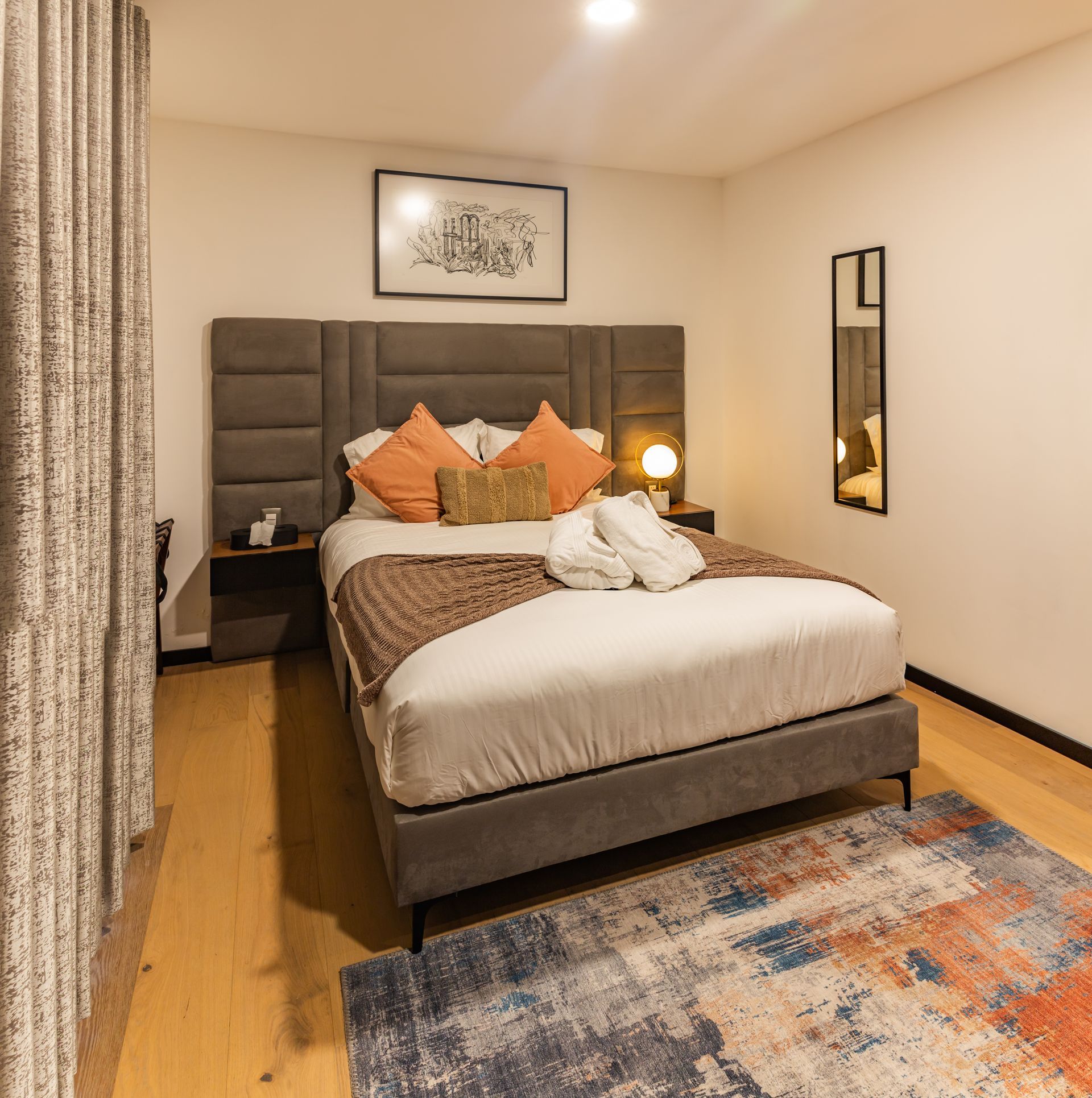 Una habitación de hotel con una cama grande y una alfombra.