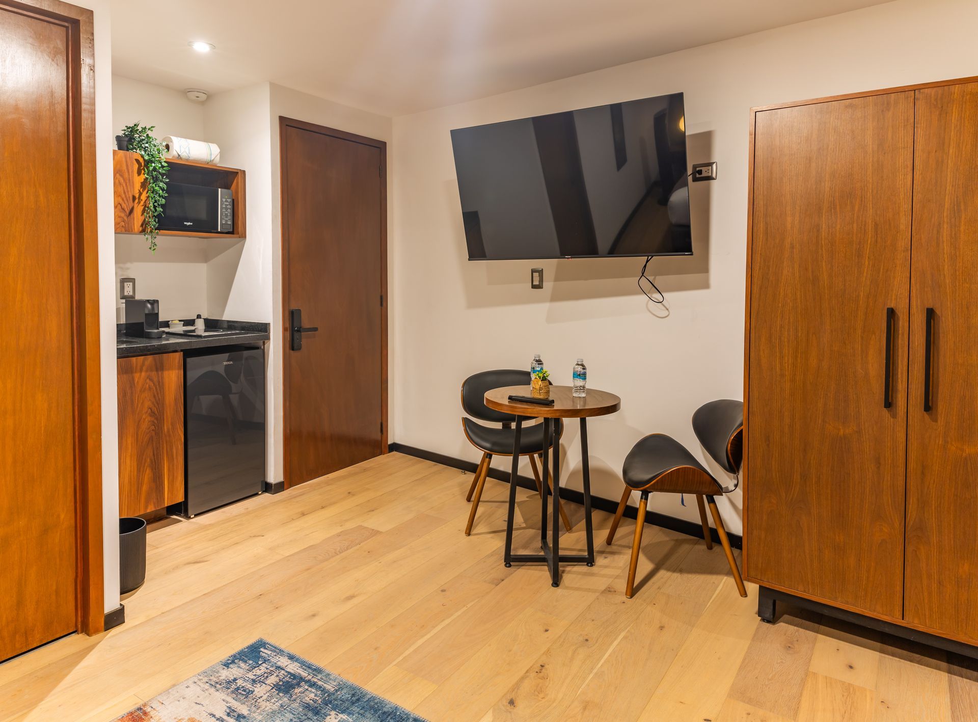 Una sala de estar con una mesa y sillas y un televisor de pantalla plana.