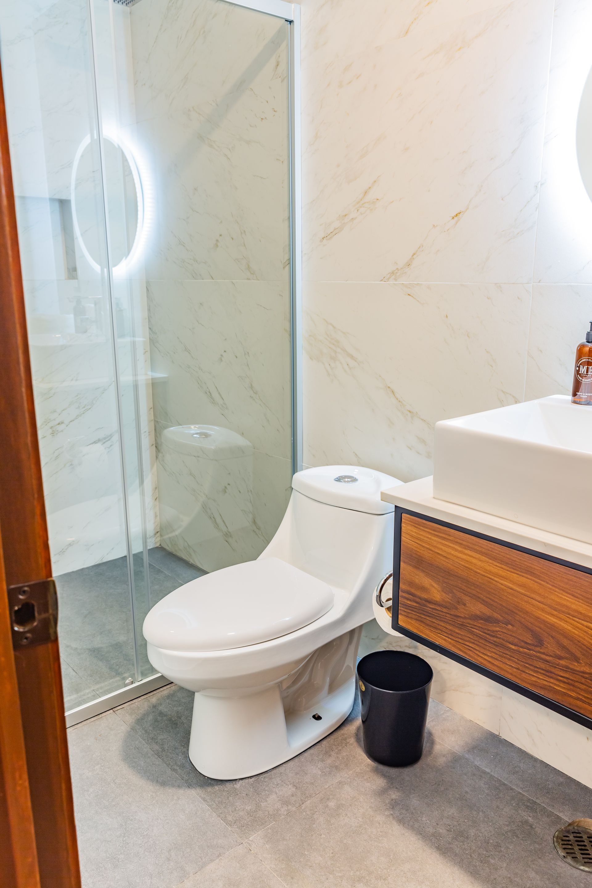 Un baño con inodoro, lavabo y ducha.
