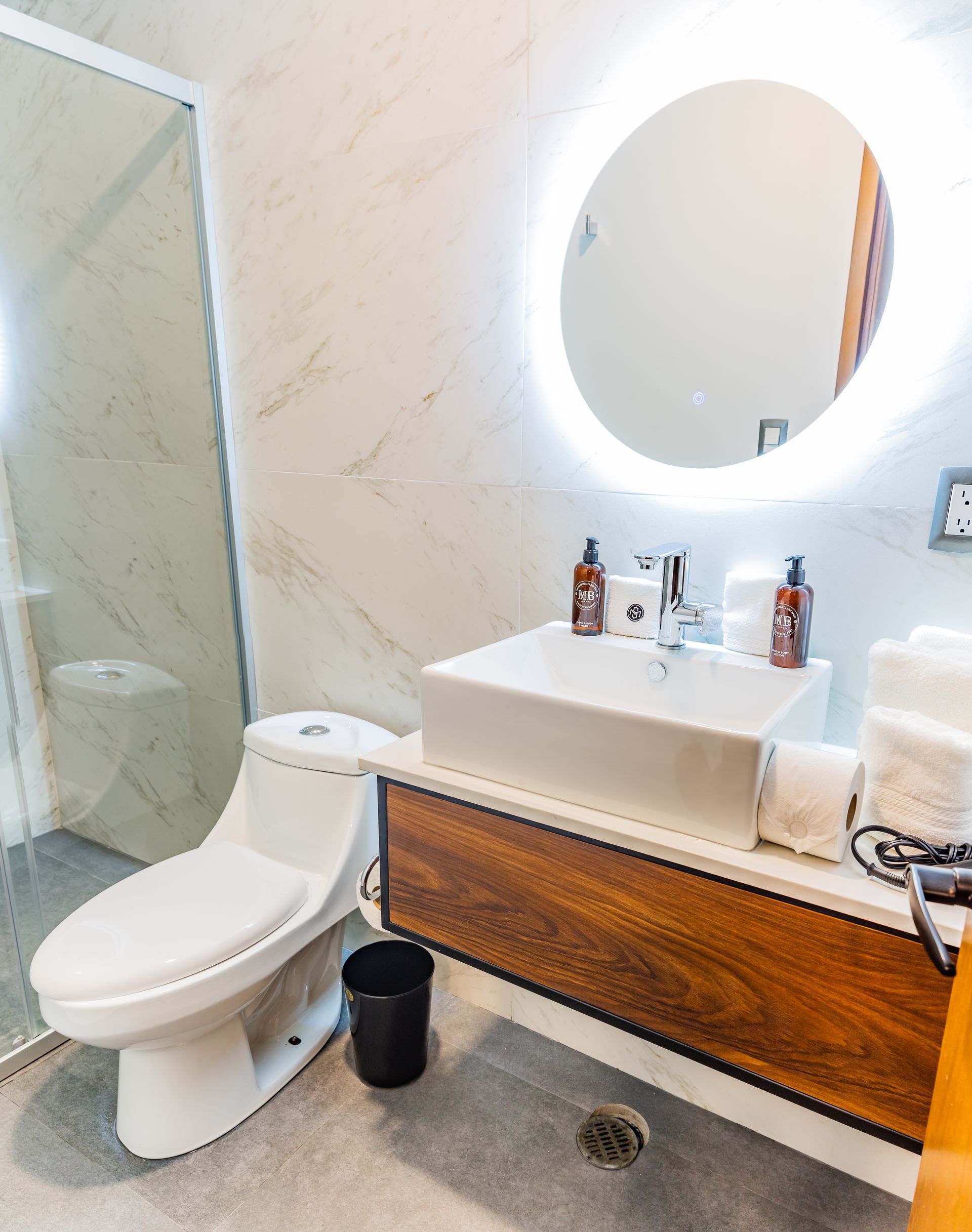 Un baño con inodoro, lavabo y espejo.