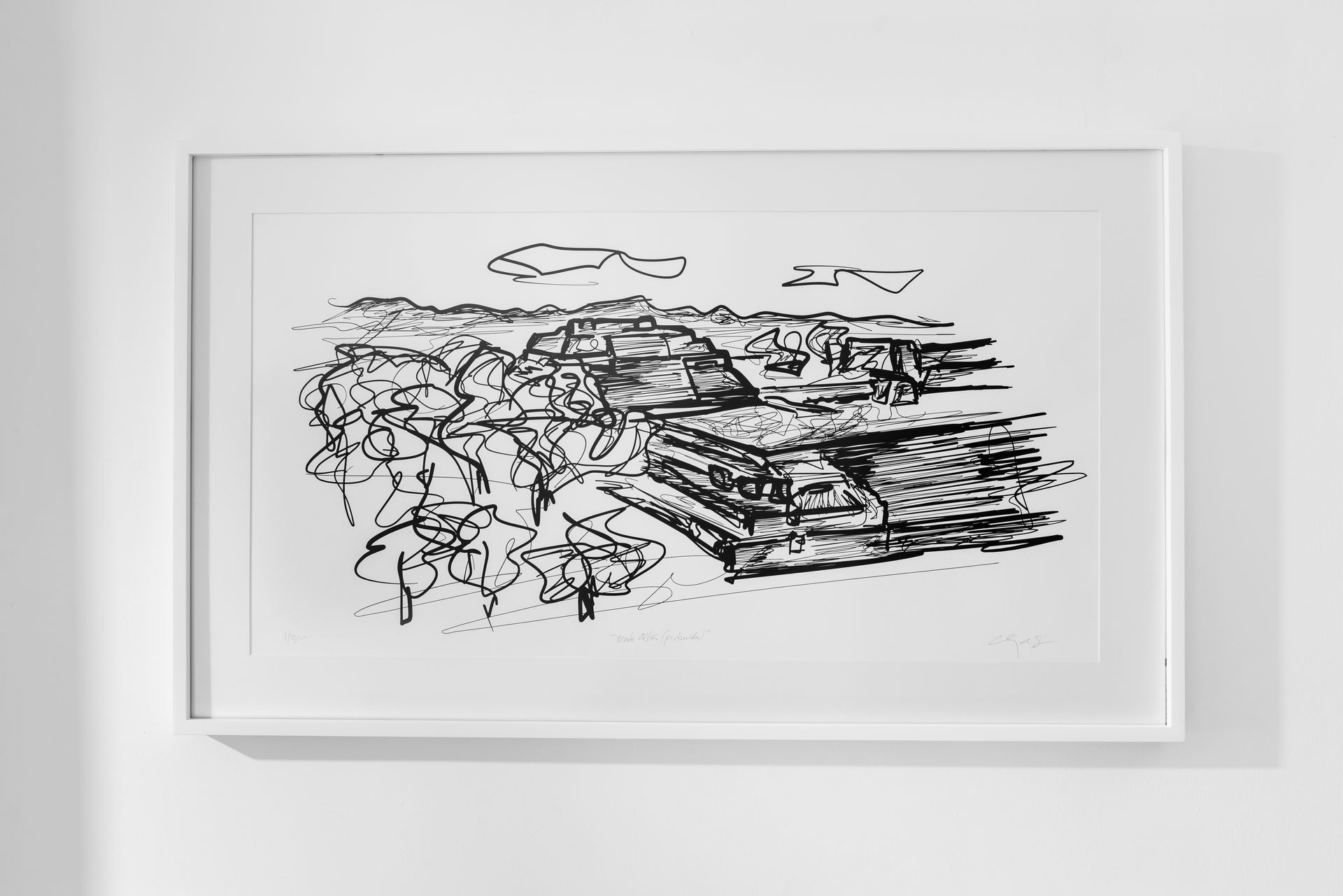 Un dibujo en blanco y negro está enmarcado en una pared blanca.