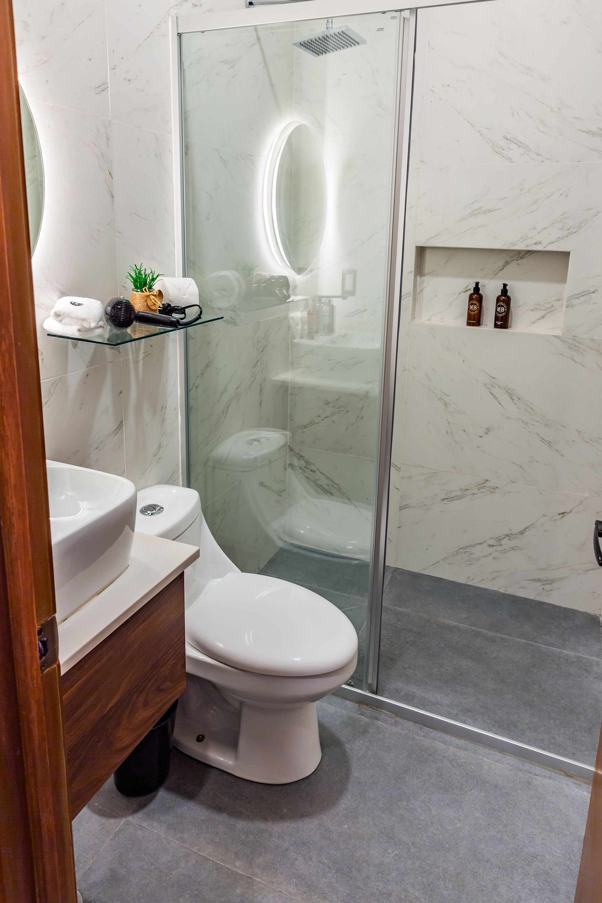 Un baño con inodoro, lavabo y ducha.