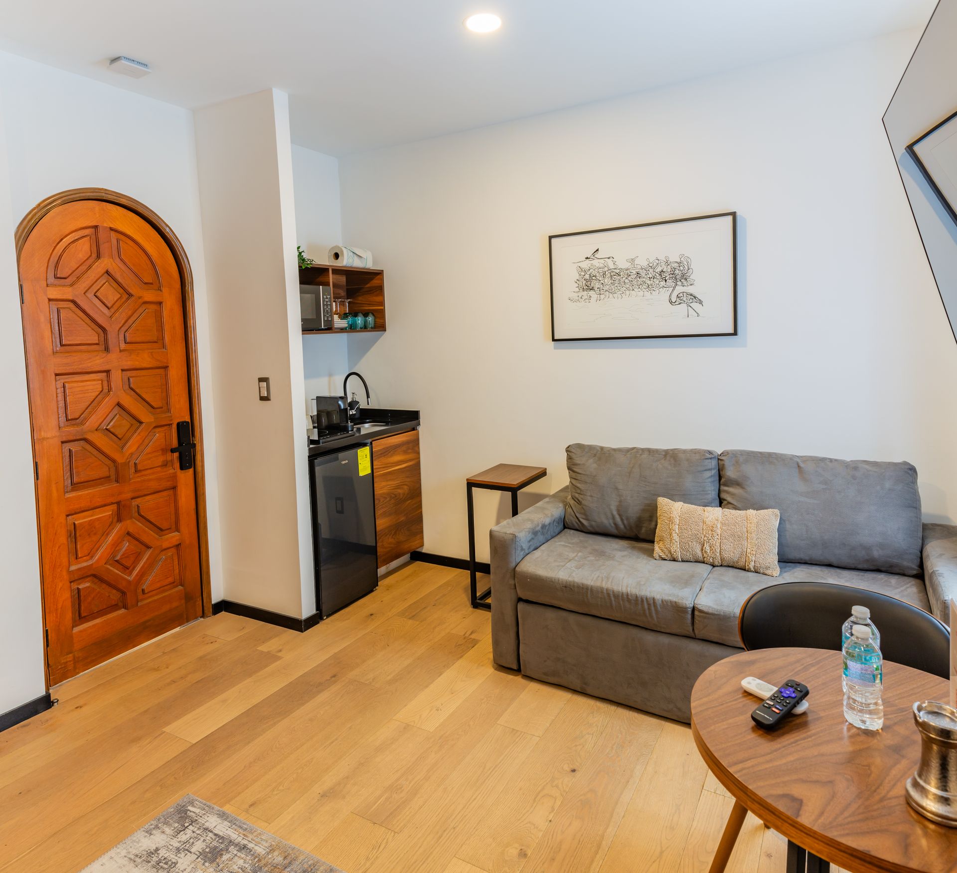Una sala de estar con un sofá y una mesa