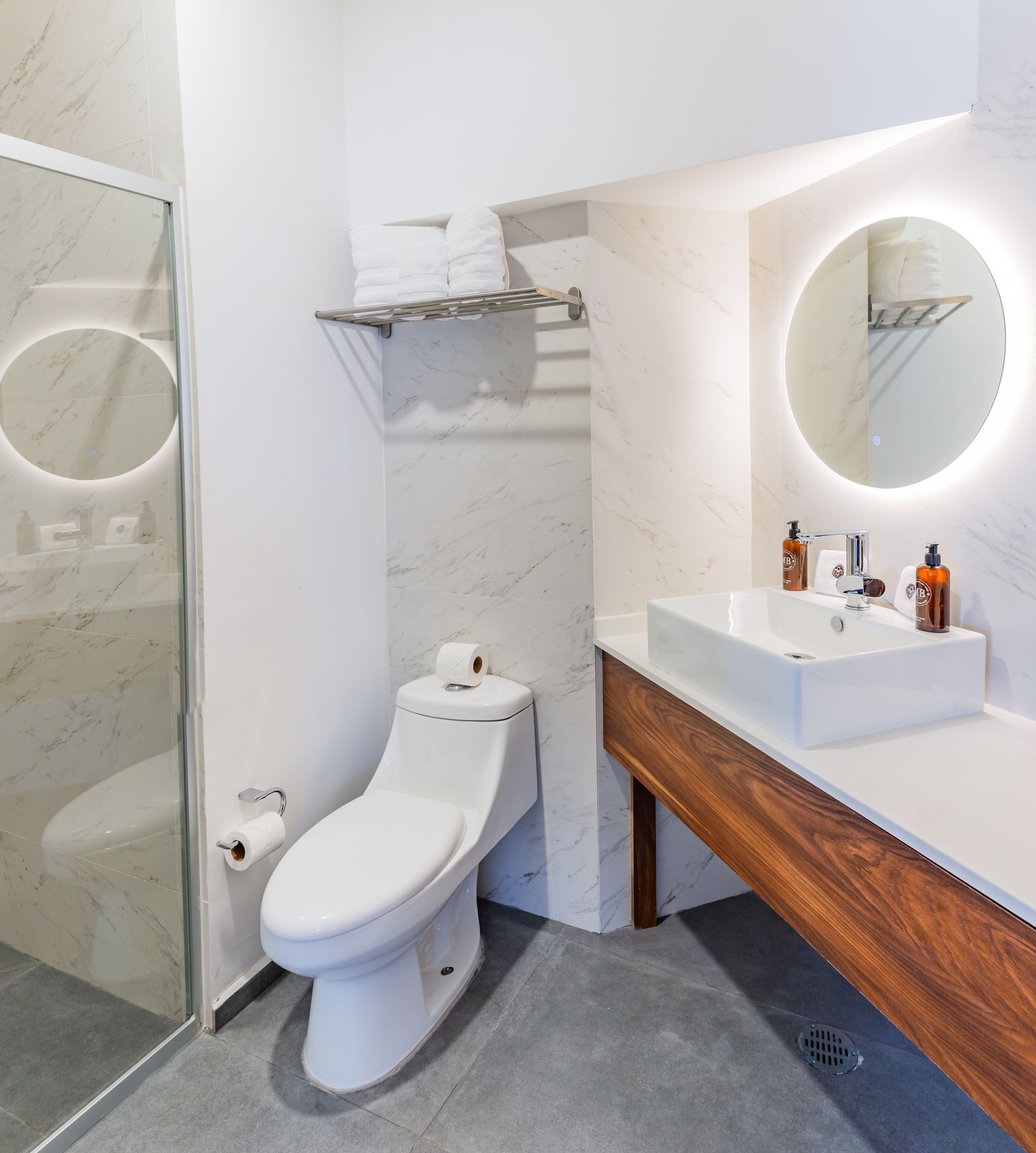 Un baño con inodoro, lavabo y espejo.